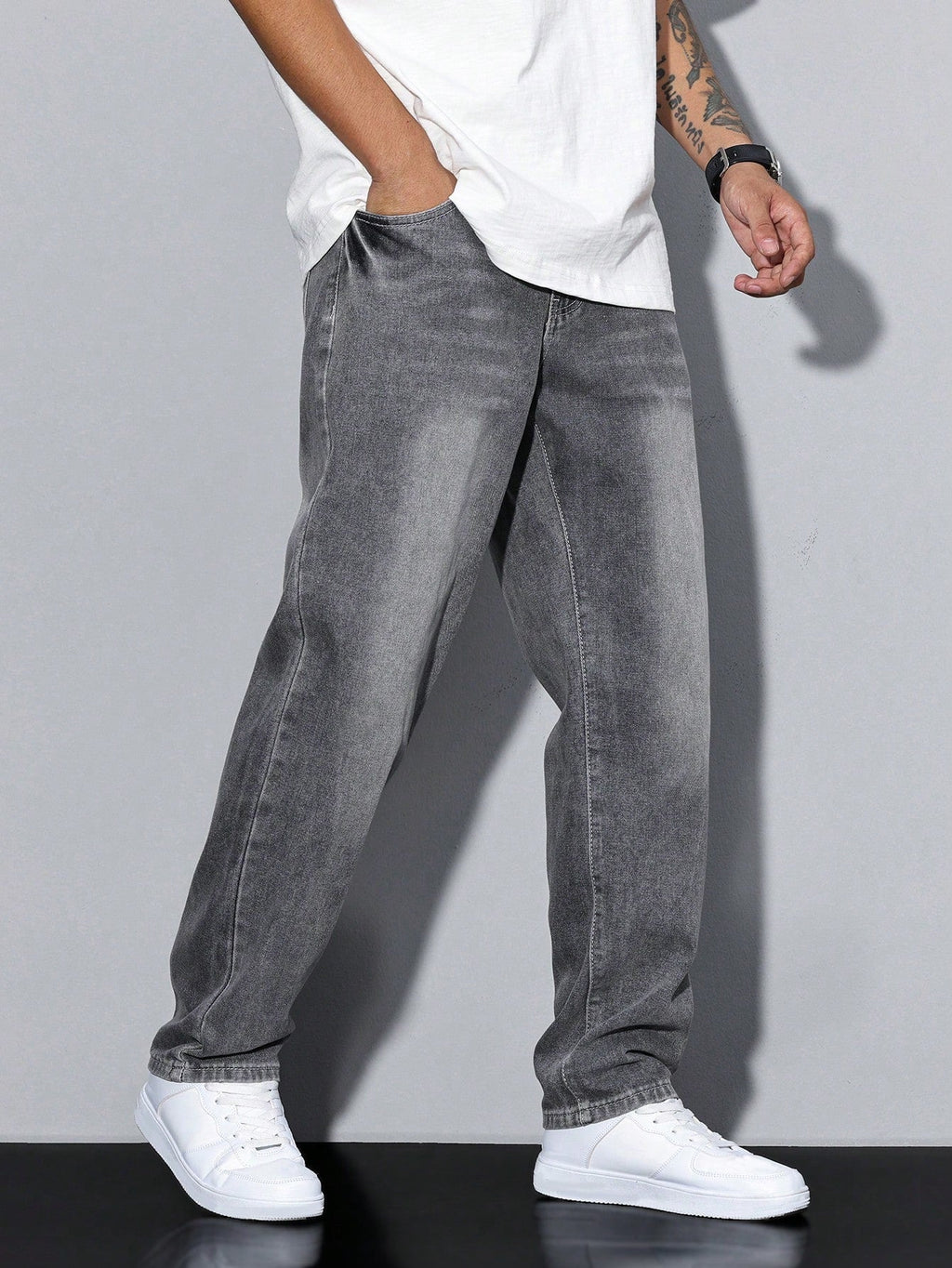 Regular Fit Straight Leg Mid Rise Denim Jeans with Zip Closure for Men