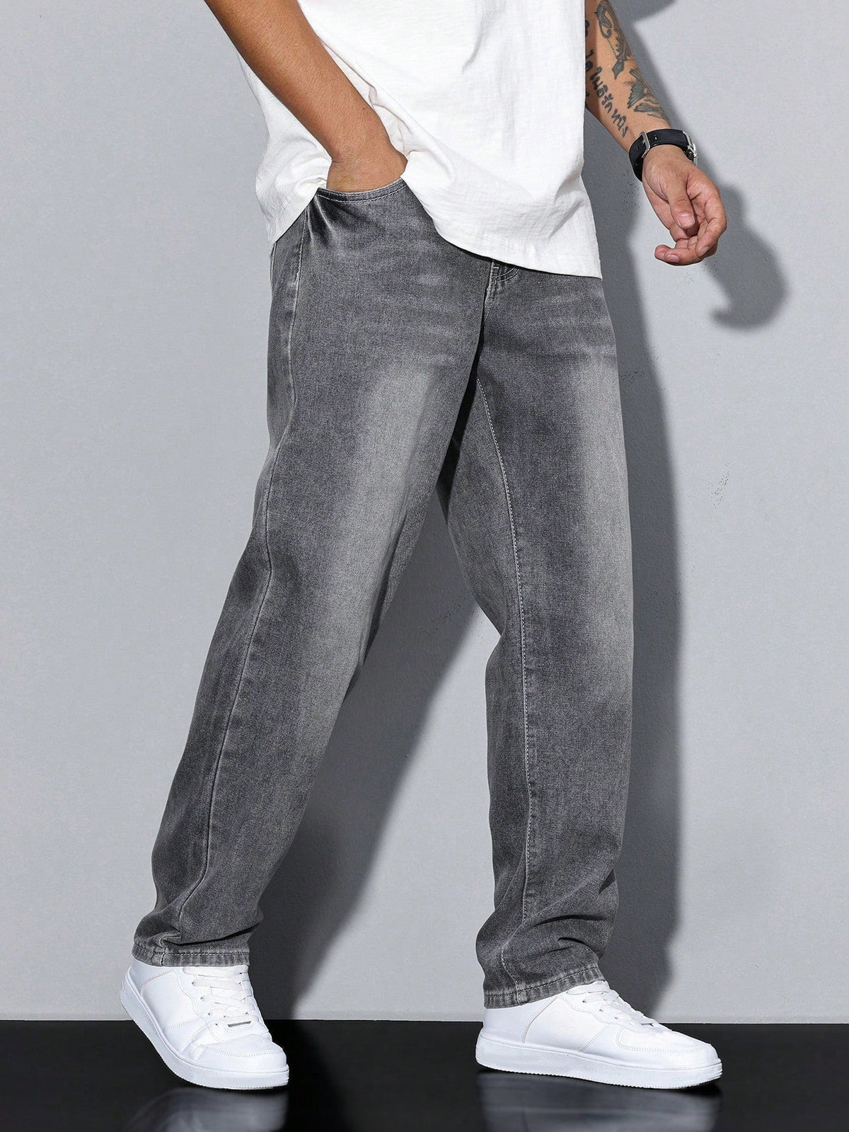 Regular Fit Straight Leg Mid Rise Denim Jeans with Zip Closure for Men