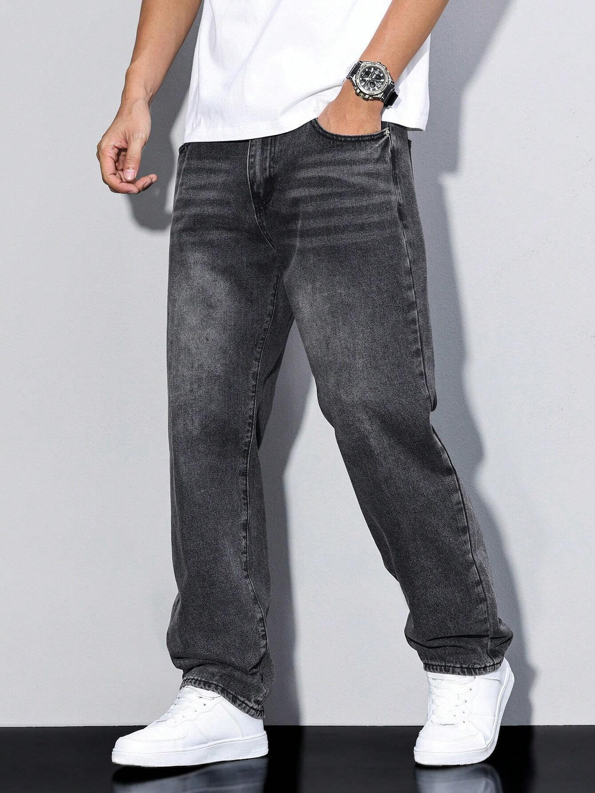Regular Fit Straight Leg Mid Rise Denim Jeans with Zip Closure for Men