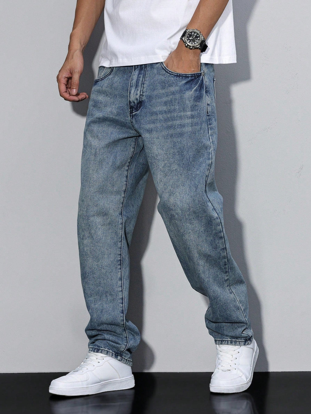 Regular Fit Straight Leg Mid Rise Denim Jeans with Zip Closure for Men