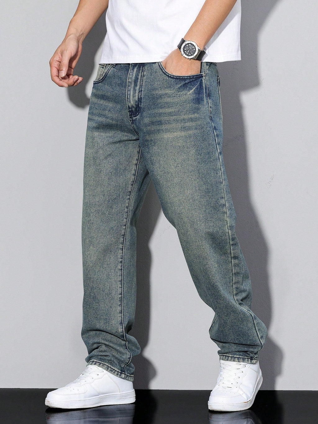 Regular Fit Straight Leg Mid Rise Denim Jeans with Zip Closure for Men